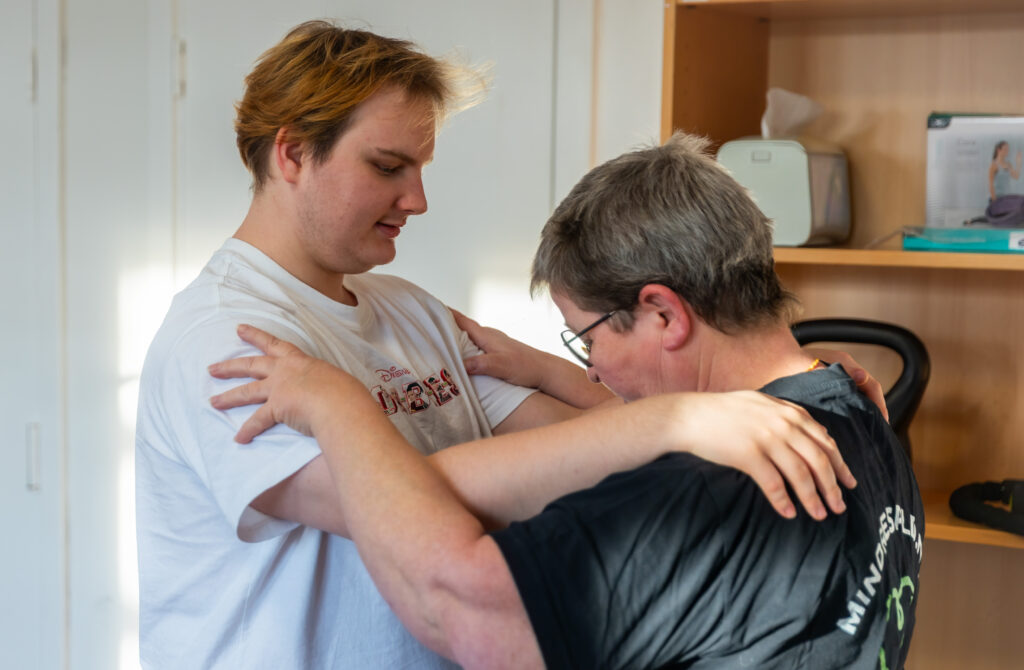 En elev og en lærer laver balanceøvelser