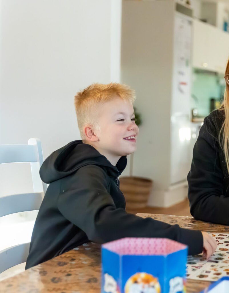 En glad ung mand spiller vildkat.