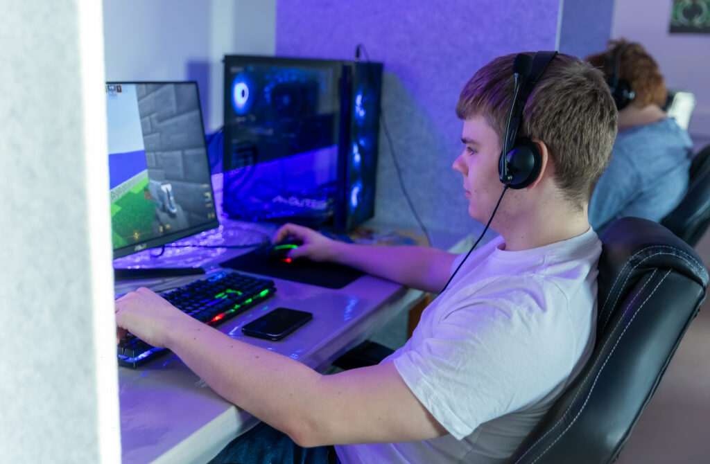 Elev fra Futuris sidder foran en computer og spiller.