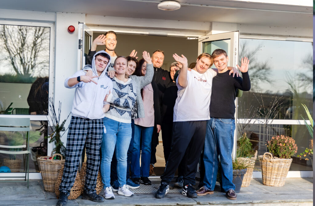 Børn og unge fra Futuris med nogle af medarbejderne.