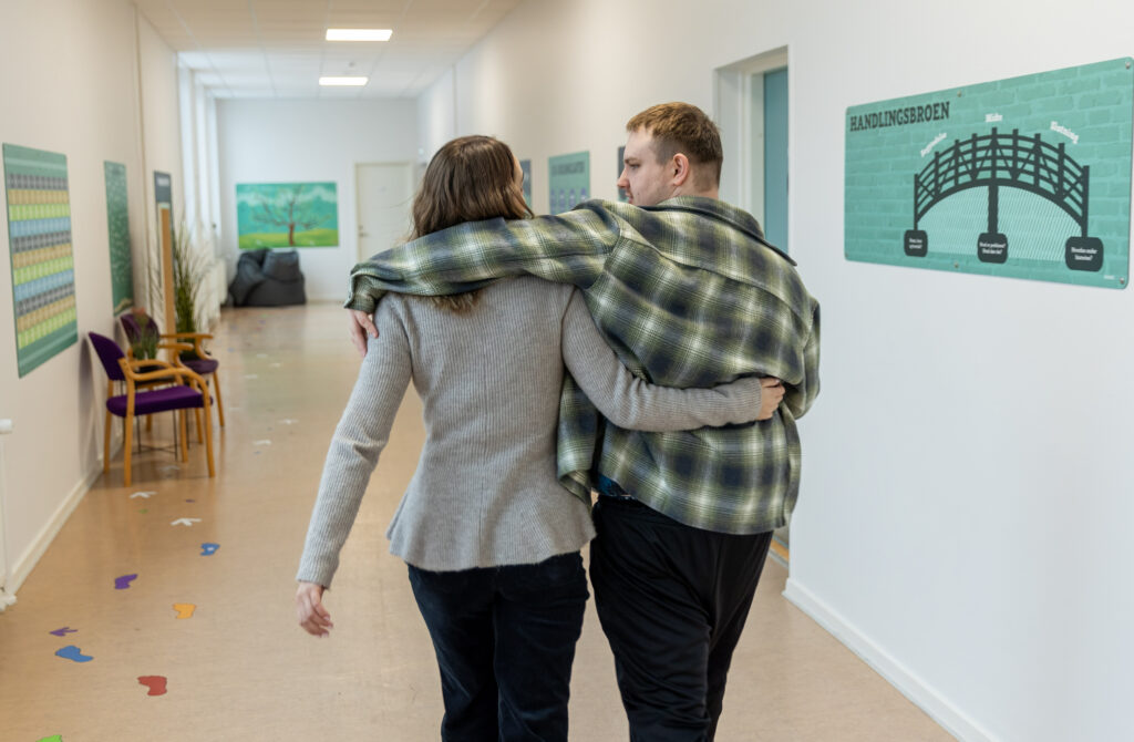 En elev og lærer går arm i arm