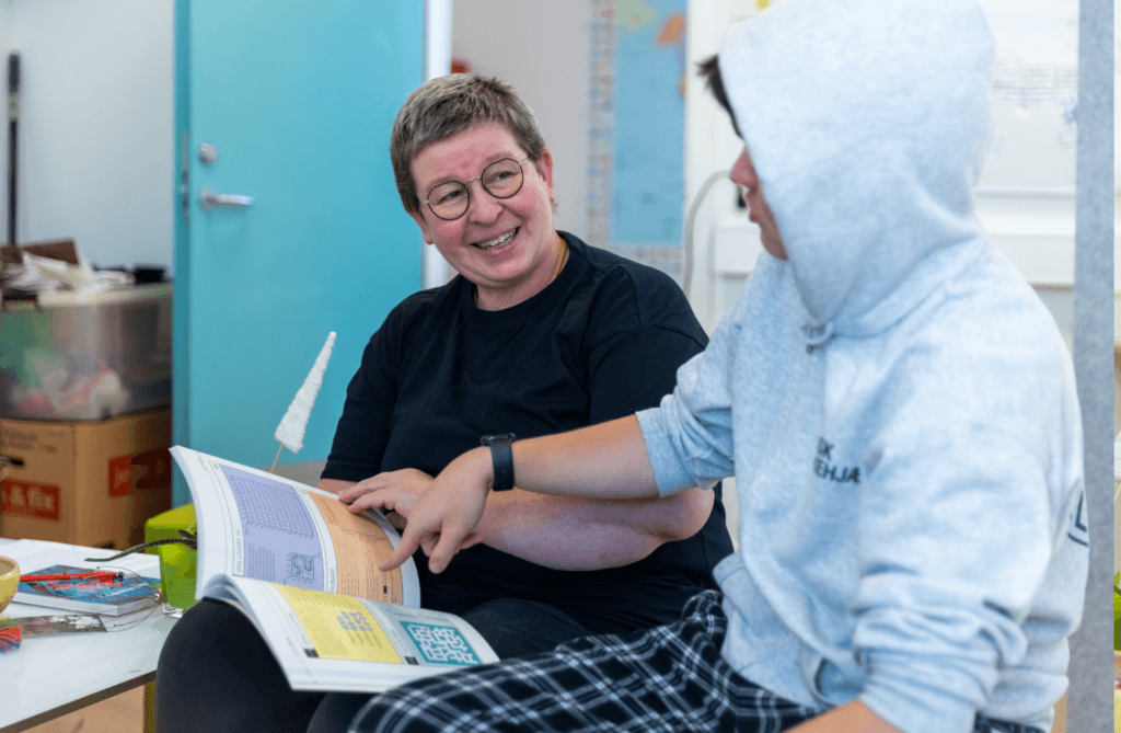 En elev og en lærer laver lektier