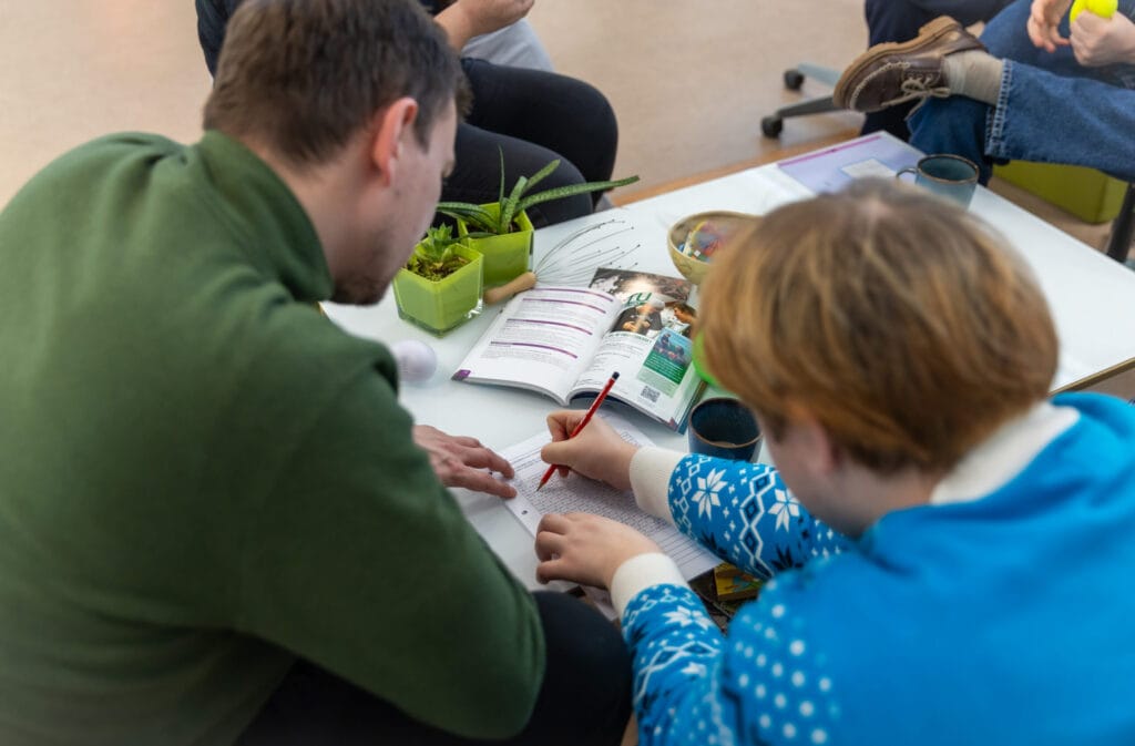 En elev og en lærer laver lektier