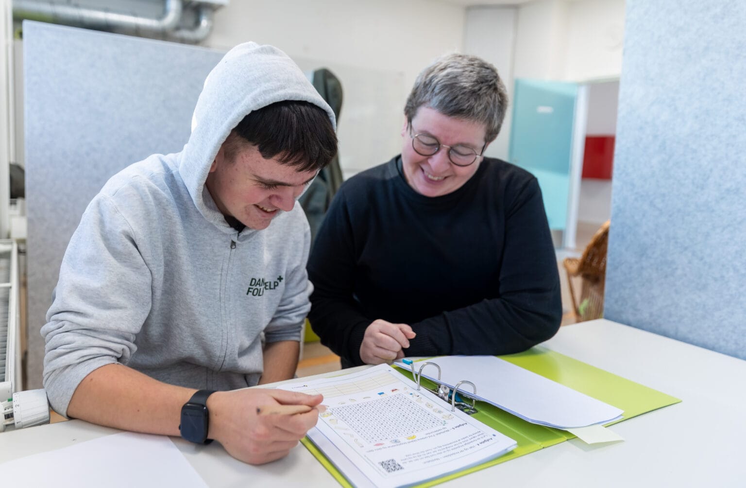 En elev og en lærer laver lektier