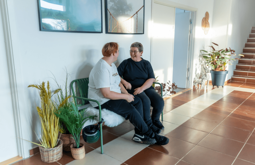 En elev og en lærer snakker på gangen