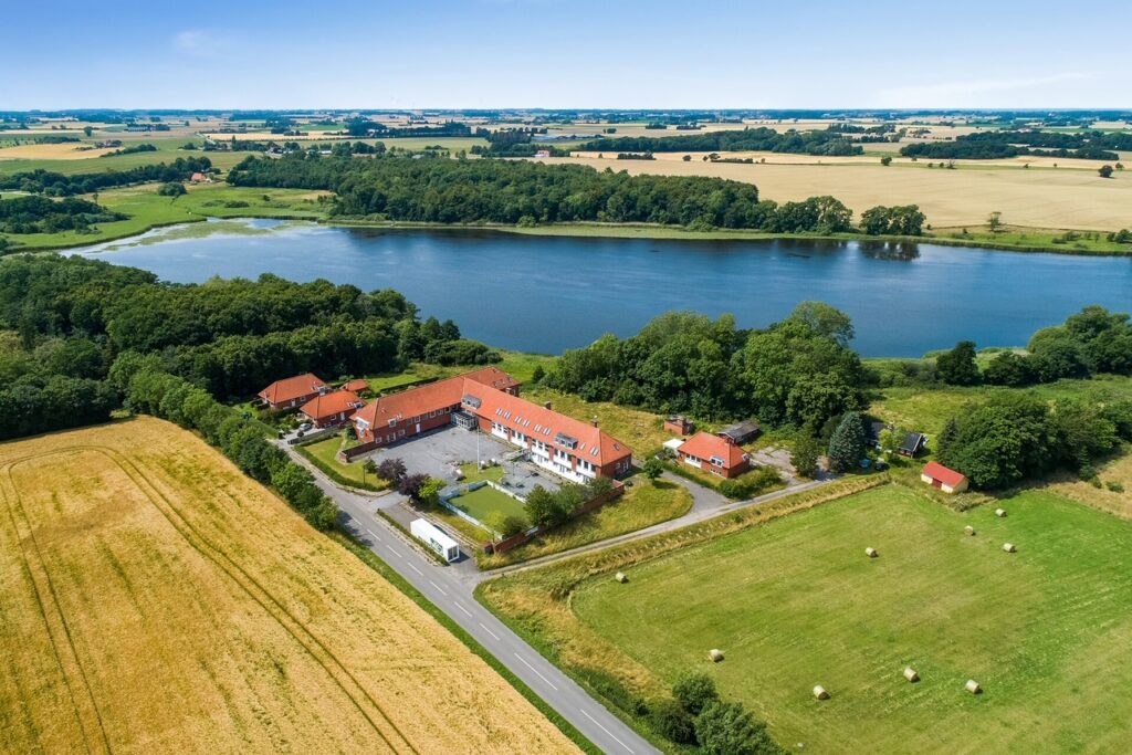 Huset set fra oven med drone.